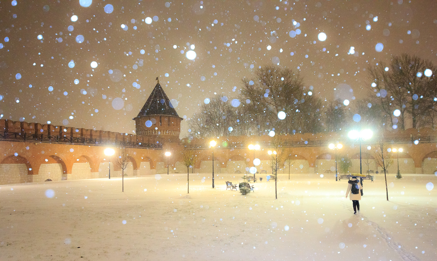 Места где идет снег. Падает снег в городе. Заснеженный город России. Снег идет. Снежная Тула.